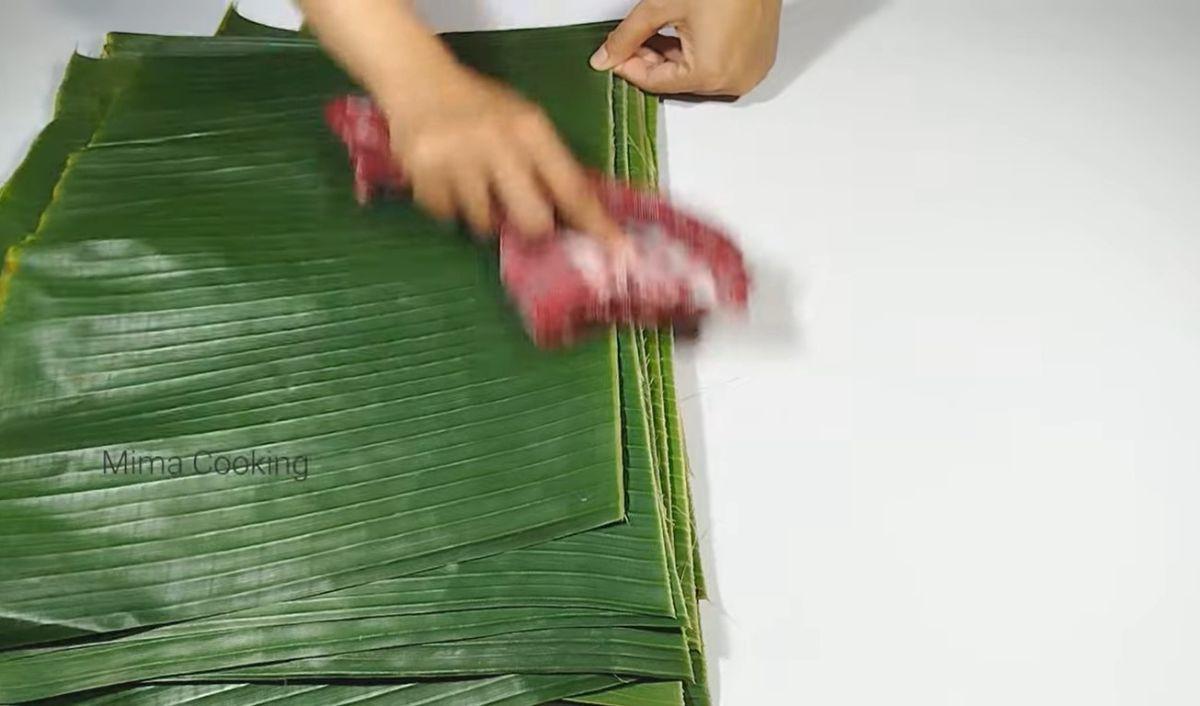 <b>Siapkan Daun Pisang dan Plastik</b>