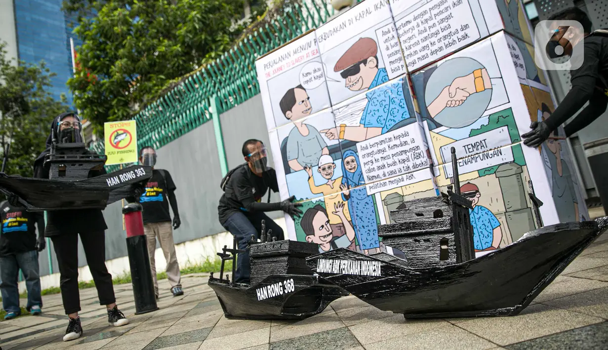 Aktivis membawa replika kapal dan poster saat aksi di Kedutaan Besar Republik Rakyat China, Jakarta, Kamis (17/12/2020).  Bareskrim Polri menetapkan tiga tersangka dari tiga agen travel yang diduga telah memberangkatkan 14 ABK Indonesia ke Kapal Longxing 629 asal China. (Liputan6.com/Faizal Fanani)