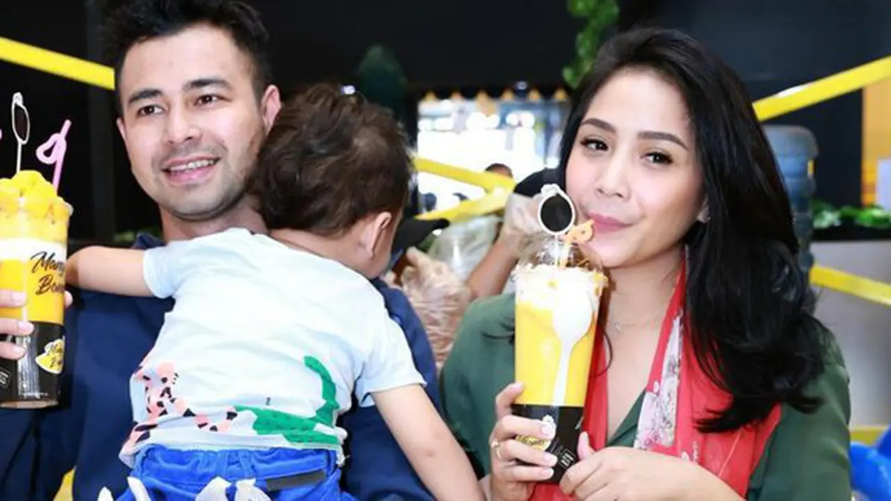 Raffi-Nagita jualan jus mangga kekinian/copyright: KapanLagi.com