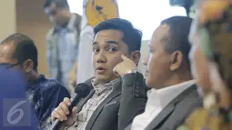 Pakar Hukum Tata Negara Rifky Karsa Yuda (dua kir) menjadi pembicara dalam diskusi Freeport di HIPMI Center, Jakarta, Selasa (29/12). Diskusi itu mengangkat tema kegaduhan Freeport untuk siapa?. (Liputan6.com/Angga Yuniar) 