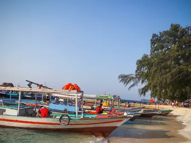 Para backpacker menggunakan jasa perahu di muara angke untuk menuju pulau harapan di kawasan Kepulauan Seribu, Jakarta. (Liputan6.com/Faizal Fanani)