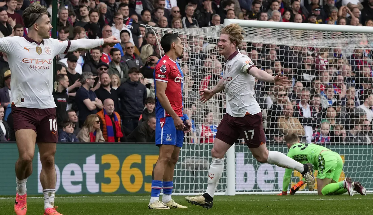 Selebrasi gelandang Manchester City, Kevin De Bruyne merayakan gol keempat timnya ke gawang Crystal Palace pada laga pekan ke-32 Premier League 2023/2024 di Selhurst Park stadium, London, Sabtu (6/4/2024). (AP Photo/Frank Augstein)