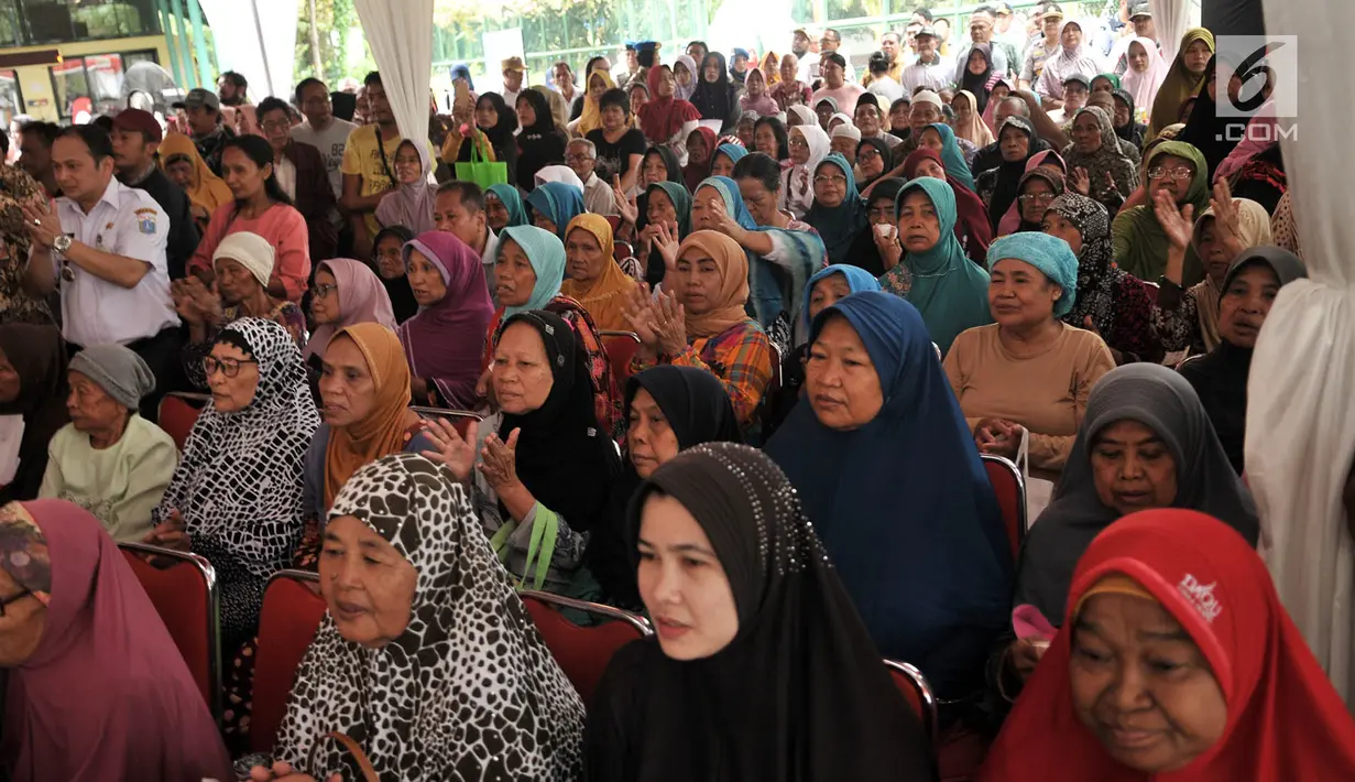 Warga bertepuk tangan saat menghadiri pendistribusian Kartu Lansia Jakarta (KLJ) di Jakarta Islamic Center, Koja, Rabu (24/4). Penerima KLJ mendapatkan Rp 600.000 per bulan sebagai bentuk pemberian bantuan sosial untuk pemenuhan kebutuhan dasar bagi lanjut usia. (merdeka.com/Iqbal S. Nugroho)