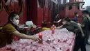 Warga menyiapkan menu berbuka puasa di Vihara Dharma Bhakti, Petak Sembilan, Jakarta, Kamis (7/4/2022). Yayasan Vihara Dharma Bhakti menyediakan sekitar 200 porsi menu berbuka puasa bagi warga sekitar untuk lebih mempererat persaudaraan umat beragama. (Liputan6.com/Helmi Fithriansyah)