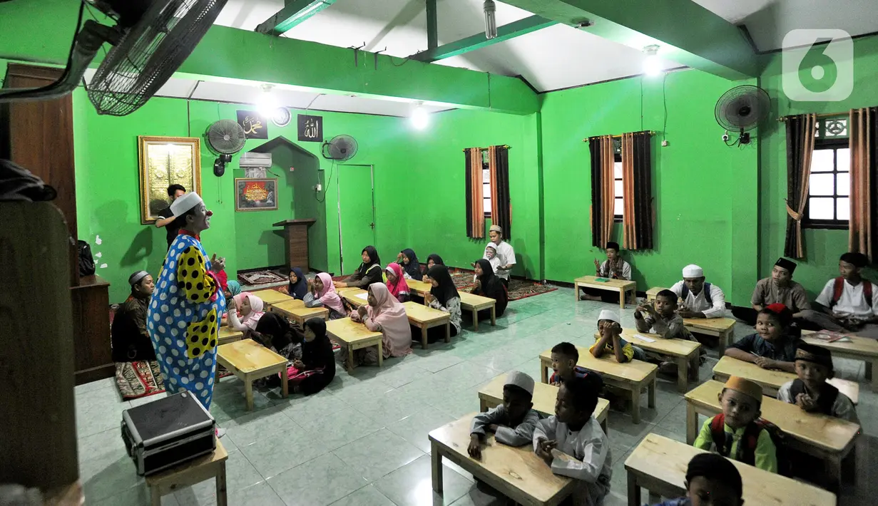Sambil berpakaian ala badut, Yahya tetap mengajarkan mengaji kepada anak-anak. Hanya satu yang ia inginkan dari anak-anak didiknya yaitu menjadi generasi yang berguna bagi agama, orang tua dan bangsa. (merdeka.com/Arie Basuki)
