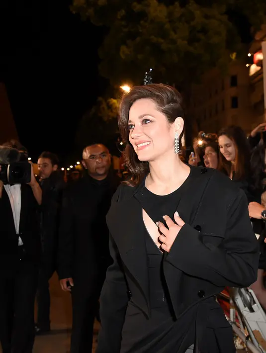 Kabar yang beredar semakin memanas ketika Marion Cotillard tidak menyebutkan siapa ayah dari anak yang sedang dikandungnya. Opini baru muncul di kalangan masyarakat, Brad Pitt adalah ayah dari bayi di dalam kandungan Marion. (AFP/Bintang.com)