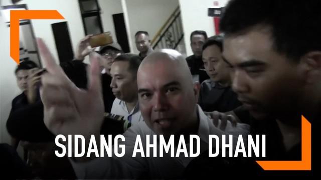 Ahmad Dhani datangi Pengadilan Negeri Surabaya untuk jalani sidang kedua kasus dugaan pencemaran nama baik. Ia sempat berkomentar terkait penahanannya sebelum masuk ke ruang jaksa.