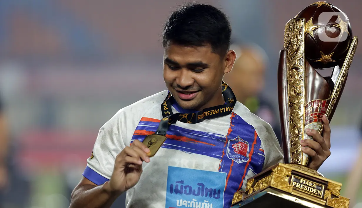 Pemain Port FC, Asnawi Mangkualam tersenyum melihat medali juara Piala Presiden 2025 di Stadion Si Jalak Harupat, Soreang, Kabupaten Bandung, Jawa Barat, Minggu (13/7/2025). (Liputan6.com/Helmi Fithriansyah)