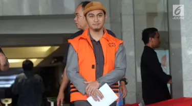 Adik Bupati nonaktif Kabupaten Mesuji Khamami, Taufik Hidayat meninggalkan gedung KPK seusai menjalani pemeriksaan di Jakarta, Kamis (18/4). Taufik diperiksa sebagai tersangka terkait kasus dugaan suap pembangunan proyek-proyek infrastruktur di Dinas PUPR Kabupaten Mesuji. (merdeka.com/Dwi Narwoko)