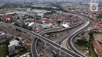 Foto udara Jalan Tol Layang Dalam Kota Kelapa Gading - Pulo Gebang, Jakarta, Sabtu (20/11/2021). Beroperasinya jalan tol tersebut diharapkan dapat meningkatkan pelayanan dan alternatif kepada pengguna dari arah Kelapa Gading menuju Pulo Gebang. (merdeka.com/Imam Buhori)