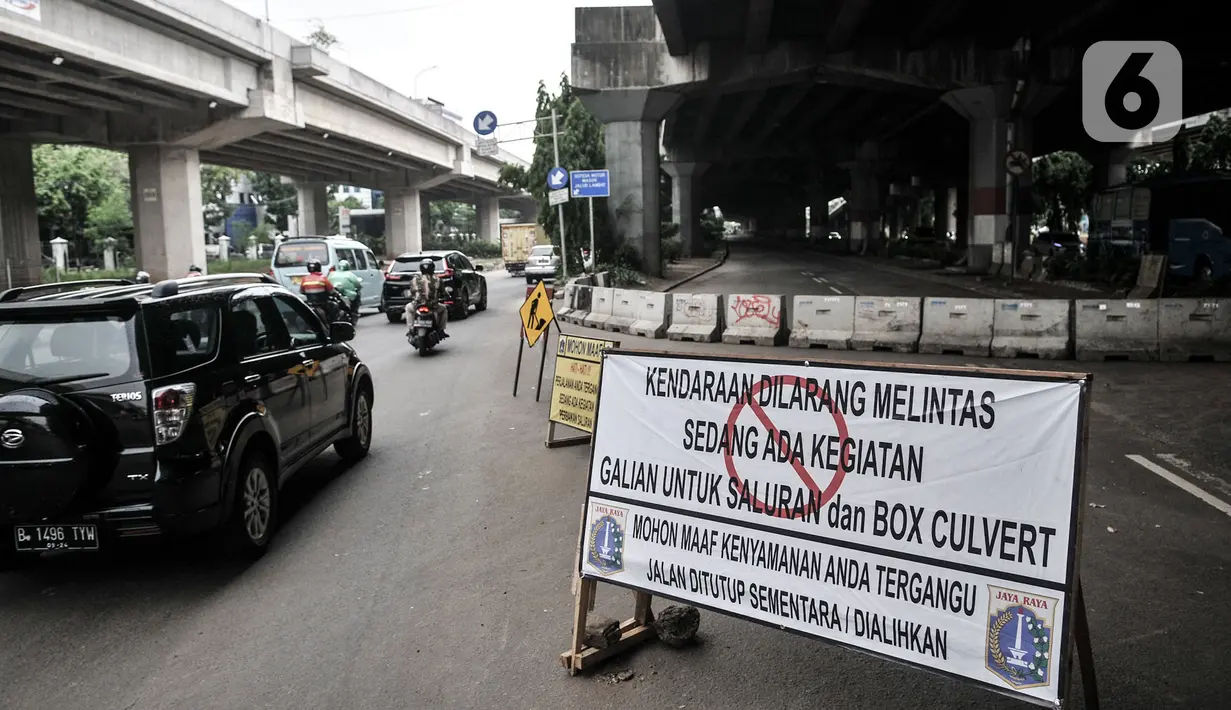 Kendaraan melintas di dekat rambu tanda penutupan jalan di Jalan DI Panjaitan, Jakarta, Rabu (4/11/2020). Dinas PU Jakarta Timur terpaksa menutup sebagian ruas Jalan DI Panjaitan untuk pembuatan saluran sodetan yang menyebabkan kemacetan kendaraan. (merdeka.com/Iqbal Nugroho)