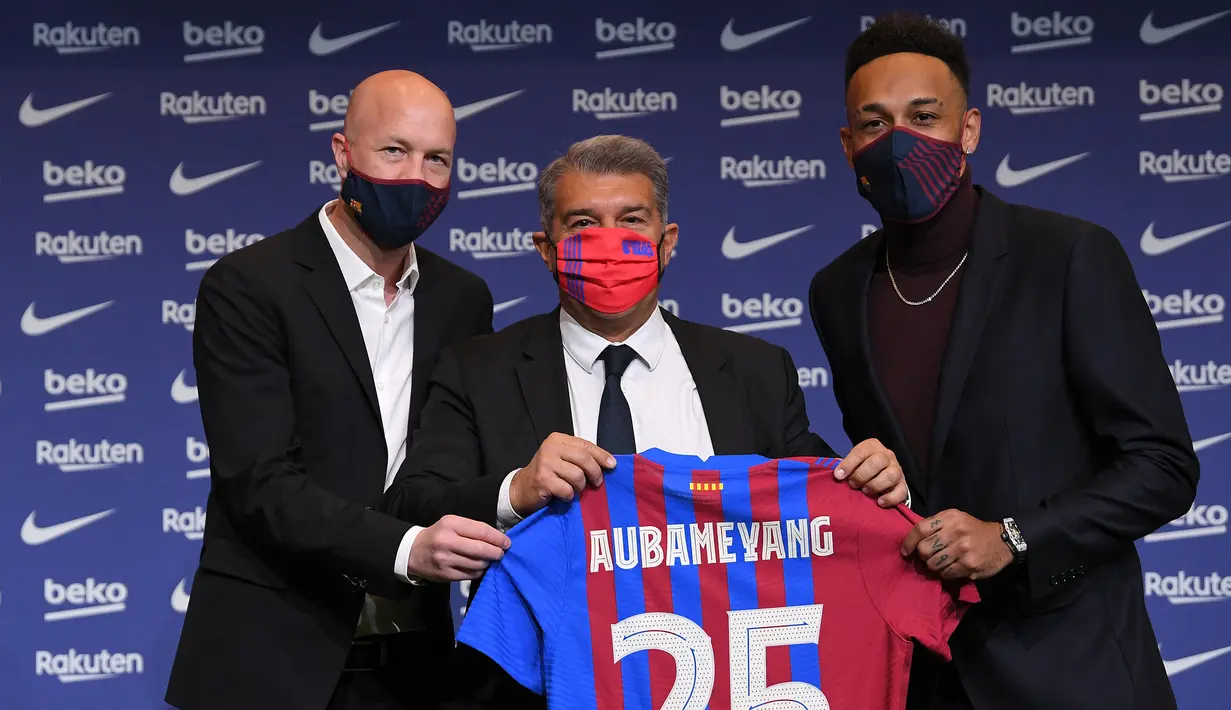 Pada 2 Februari 2022 Pierre-Emerick Aubameyang resmi dikontrak Barcelona dengan durasi hingga 30 Juni 2025 secara gratis dengan klausul pembelian senilai 100 juta euro. (AFP/Lluis Gene)