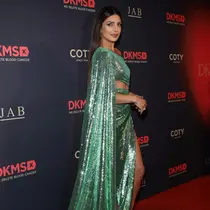 Wanita cantik kelahiran India ini memadukan penampilannya dengan sepatu hak tinggi berwarna emas. (Dimitrios Kambouris/Getty Images for DKMS Gala/AFP)