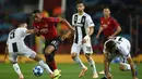 Striker Manchester United, Anthony Martial, berusaha melewati gelandang Juventus, Miralem Pjanic, pada laga Liga Champions di Stadion Old Trafford, Manchester, Selasa (23/10). MU kalah 0-1 dari Juventus. (AFP/Oli Scarff)