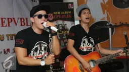 Grup band Repvblik membawakan lagu saat peluncuran album kedua di kawasan Tugu Tani, Jakarta, Rabu (7/9). Album kedua Repvblik bertajuk 'Aku Tetap Cinta' dengan memuat 13 lagu.(Liputan6.com/Herman Zakharia)