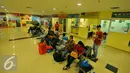 Sejumlah penumpang duduk menunggu untuk keberangkatannya di terminal terpadu Pulo Gebang, Jakarta, Selasa (27/12). (Liputan6.com/Angga Yuniar)