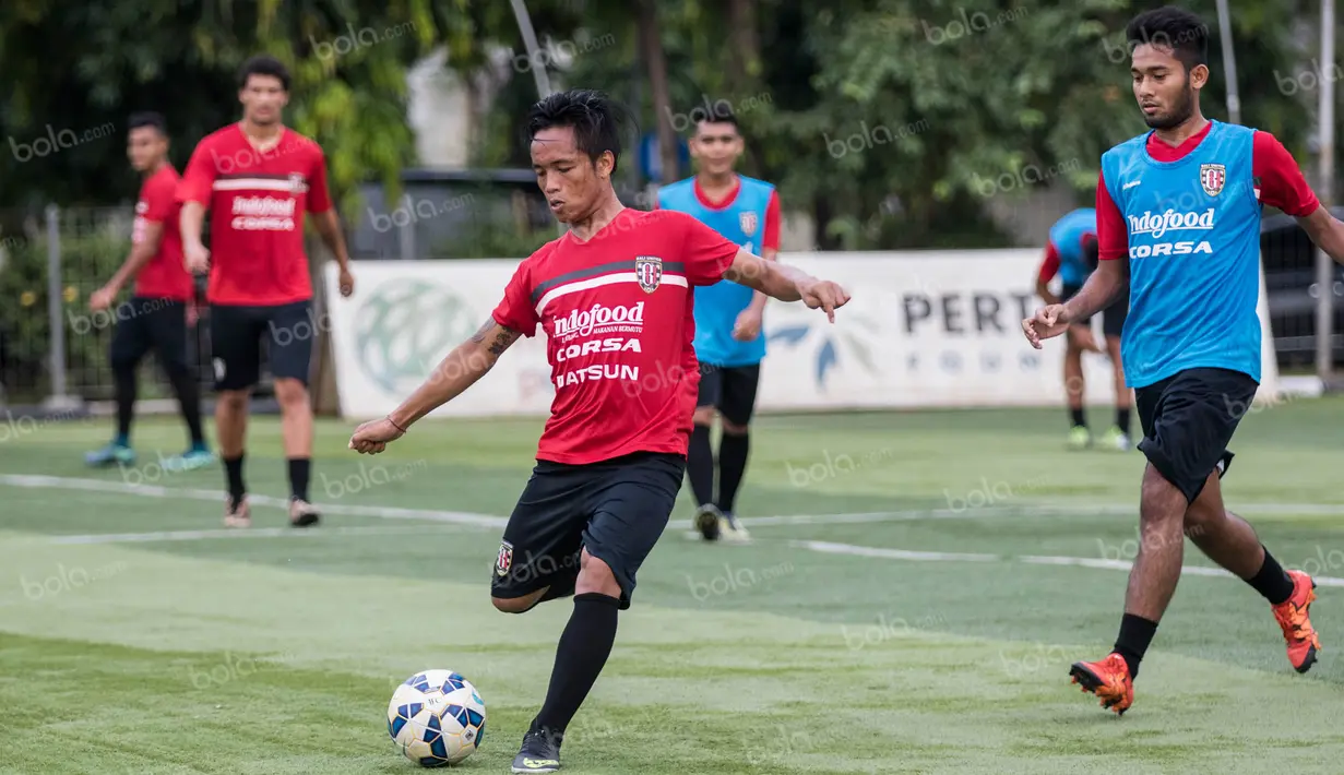 Gelandang Bali United, I Gede Sukadana, bersiap mengumpan bola saat latihan di Lapangan Pertamina, Simprug, Jakarta, Rabu (6/4/2016). Latihan ini merupakan persiapan jelang Trofeo Persija, Sabtu (9/4/2016) nanti. (Bola.com/Vitalis Yogi Trisna)