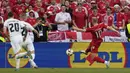 Gelandang Timnas Denmark, Christian Eriksen mencetak gol ke gawang Timnas Slovenia pada laga Grup C Euro 2024 di MHPArena, Stuttgart, Jerman, Minggu (16/6/2024). (AP Photo/Antonio Calanni)
