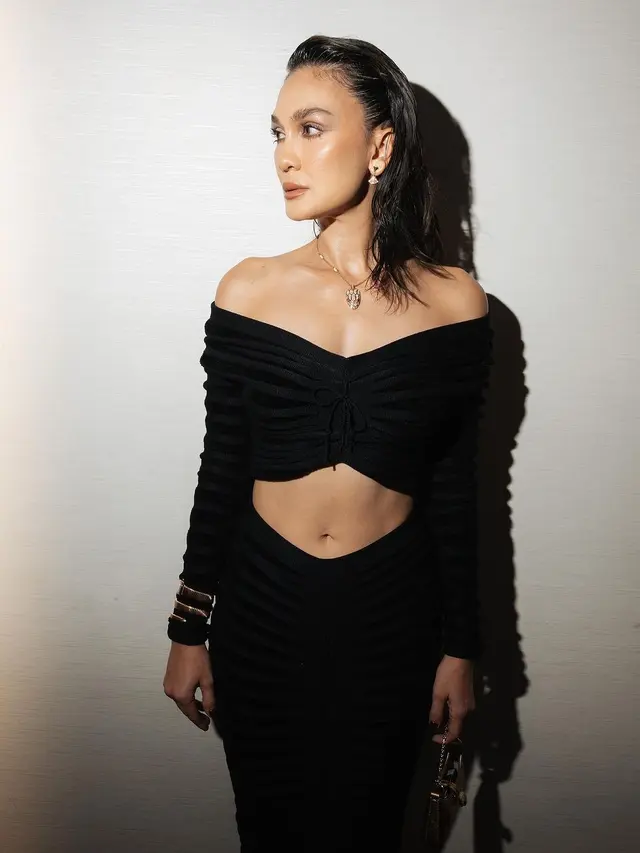 Adu Gaya Klasik Duo Bestie Luna Maya dan Titi Kamal dengan Gaun Sabrina Hitam di Premiere Panggonan Wingit, Siapa yang Paling Kece?