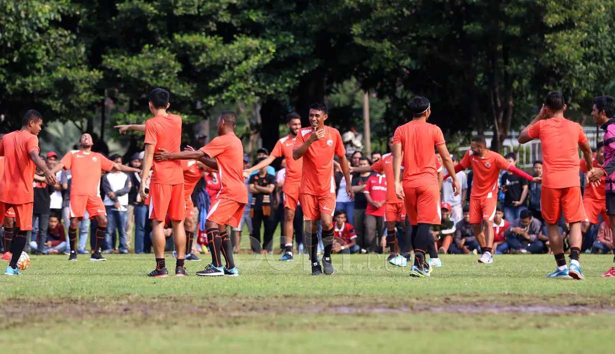 Suasana santai para pemain Persija Jakarta saat berlatih di Lapangan Banteng, Jakarta, Selasa (11/4/2017). Tim Persija memiliki jadwal dua minggu sekali untuk jumpa fans lewat latihan. (Bola.com/Nicklas Hanoatubun)