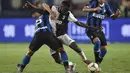 Gelandang Juventus,  Blaise Matuidi berusaha melewati gelandang Inter Milan, Roberto Gagliardini  selama laga International Champions Cup 2019 di Nanjing Olympic Sports Center Gymnasium, China (24/7/2019). Juventus menang adu penalti atas Inter Milan 4-2 (1-1). (AFP Photo/Hector Retamal)