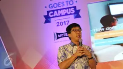 Wakil Direktur Utama Emtek, Sutanto Hartono,menjelaskan konten televisi yang ada di Emtek saat Emtek Goes to Campus (EGTC) 2017 di Malang, Jawa Timur, Rabu (3/5). (Liputan6.com/Helmi Afandi)
