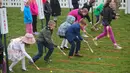 Keseruan sejumlah bocah saat mengikuti lomba menggelindingkan telur di halaman Gedung Putih, Washington (4/2). Lomba yang diselenggarakan setiap tahunnya ini merupakan lomba menggelindingkan telur yang ke-140. (AP Photo/Pablo Martinez Monsivais)
