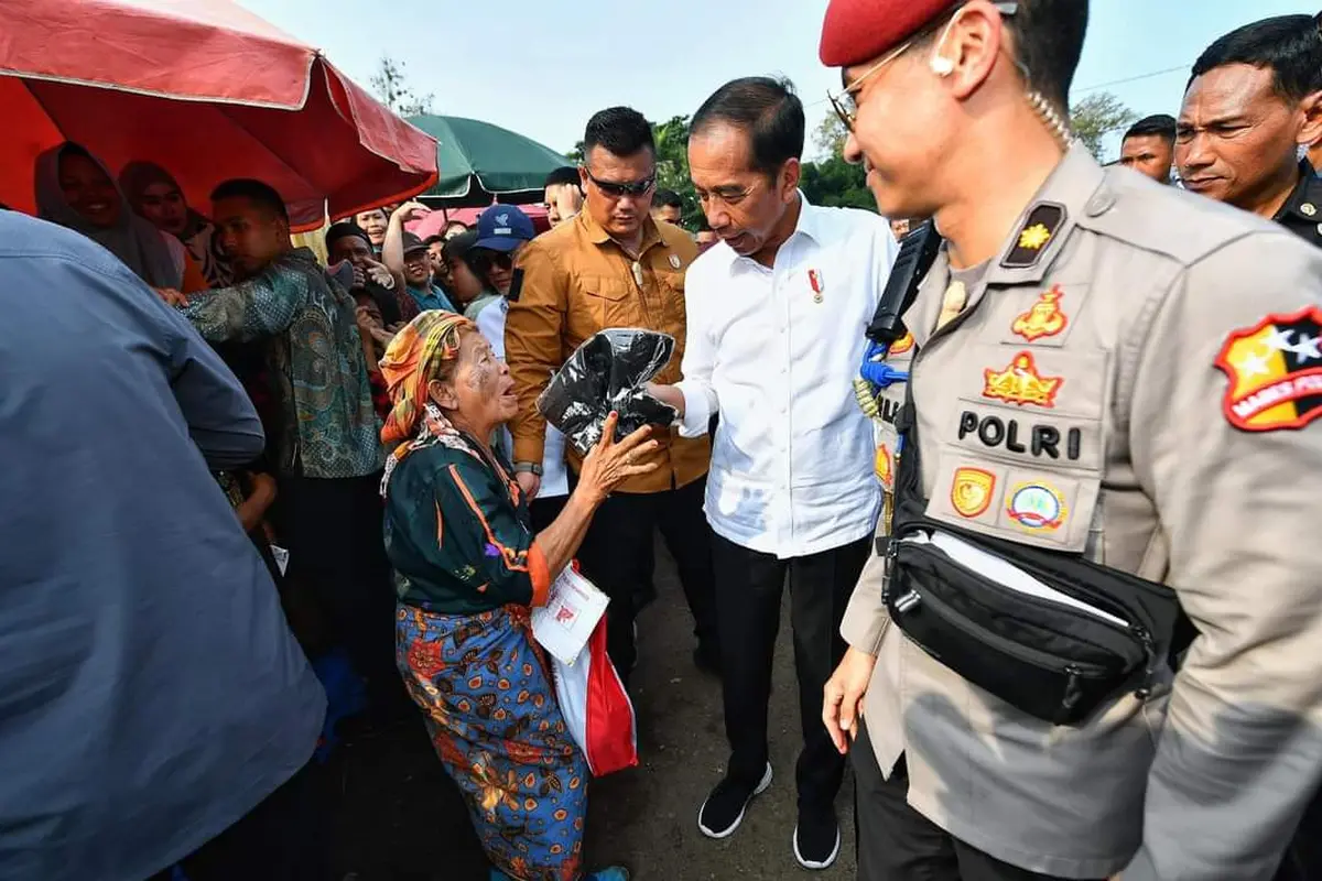 Presiden Joko Widodo saat menyapa masyarakat di Pasar Sentral Kota Bumi, Lampung Utara, Lampung.  Foto : (Istimewa).