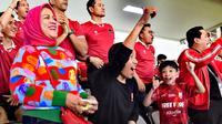 Presiden Jokowi mengajak cucu pertamanya Jan Ethes menonton pertandingan Timnas Indonesia melawan Turkmenistan dalam laga kualifikasi Piala Asia U-23 di Stadion Manahan Solo. Jokowi dan keluarga juga didampingi Menteri BUMN sekaligus Ketua PSSI Erick Thohir. (Foto: Agus Suparto)