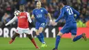 Aksi pemain Fleetwood Town, Jordy Hiwula (kiri) berusaha melewati dua pemain Leicester City pada babak ketiga Piala FA di King Power Stadium, Leicester, (16/1/2018). Leicester City menang 2-0. (AFP/Paul Ellis)