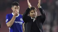 Manajer Chelsea, Antonio Conte bereaksi usai laga kontra Southampton, di St Mary/s Stadium, Minggu (30/10/2016). Conte enggan berbicara peluang timnya meraih gelar juara musim ini.  (Reuters/Toby Melville)