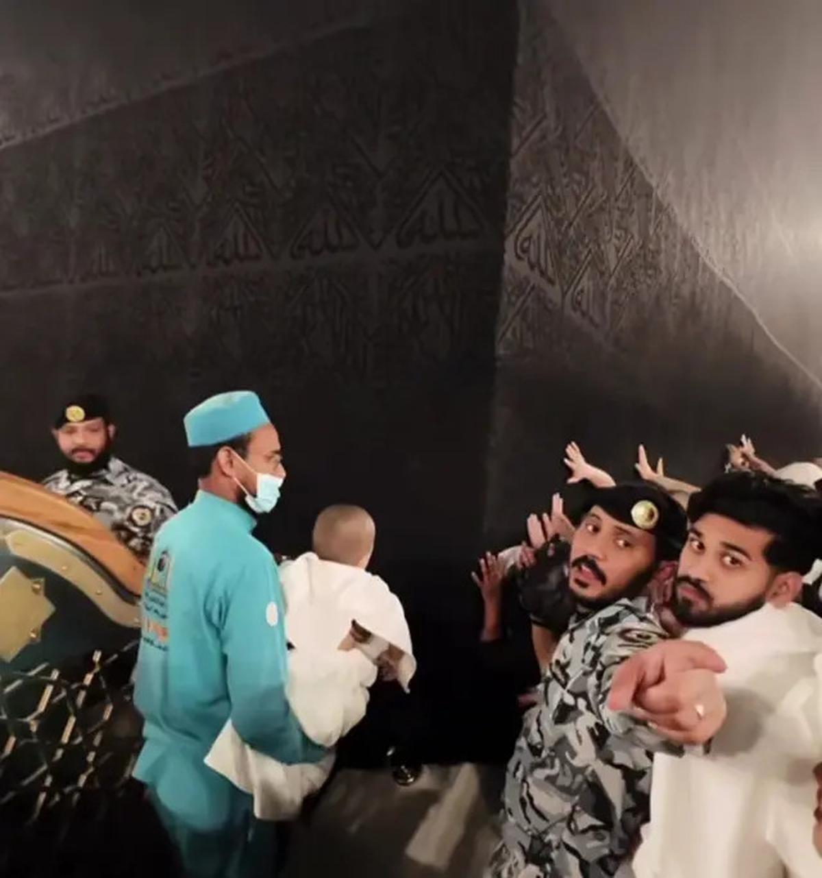 7 Momen Kaba Anak Rey Mbayang Cium Ka'bah, Digendong Petugas