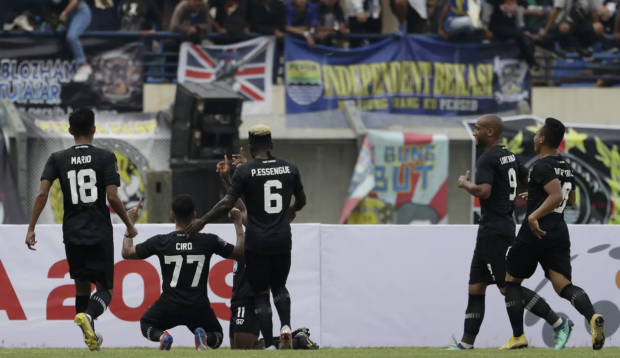 Para pemain TIRA Persikabo merayakan gol yang dicetak Osas Marvellous ke gawang Persib Bandung pada laga Piala Presiden 2019 di Stadion Si Jalak Harupat, Bandung, Sabtu (2/3). Persib kalah 1-2 dari TIRA. (Bola.com/Yoppy Renato)