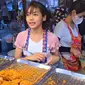 Penjual ayam goreng di Thailand dianggap mirip Lisa BLACKPINK. (dok. tangkapan layar video X @KiNGStreetFood5/https://x.com/KiNGStreetFood5/status/1804873674992005377)