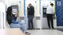 Pengunjung melakukan penarikan uang melalui ATM di kawasan Jakarta, Jumat (25/1). Sepanjang 2018, volume transaksi debit Mandiri tumbuh 6% secara year on year (yoy), sedangkan dari sisi nominalnya tumbuh 7% yoy. (Liputan6.com/Angga Yuniar)
