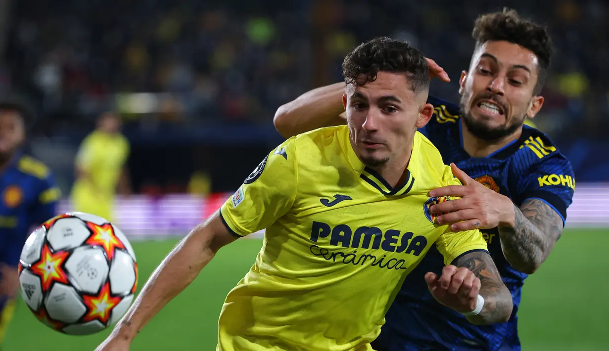 Pemain depan Villarreal Yeremi Pino (kiri) bersaing dengan bek Manchester United (MU) Alex Telles pada matchday kelima Grup F Liga Champions di Ceramica stadium, Rabu (24/11/2021) dini hari WIB. MU mengamankan tiket ke babak 16 besar setelah menekuk Villarreal 2-0. (JOSE JORDAN/AFP)