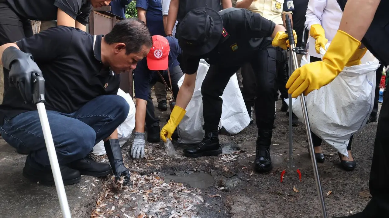 Menteri Lingkungan Hidup Hanif Faisol Nurofiq di Pasar Kramat Jati, Jakarta Timur, Rabu (11/3/2026) (Liputan6.com/ Rifqi Alief Abiya)
