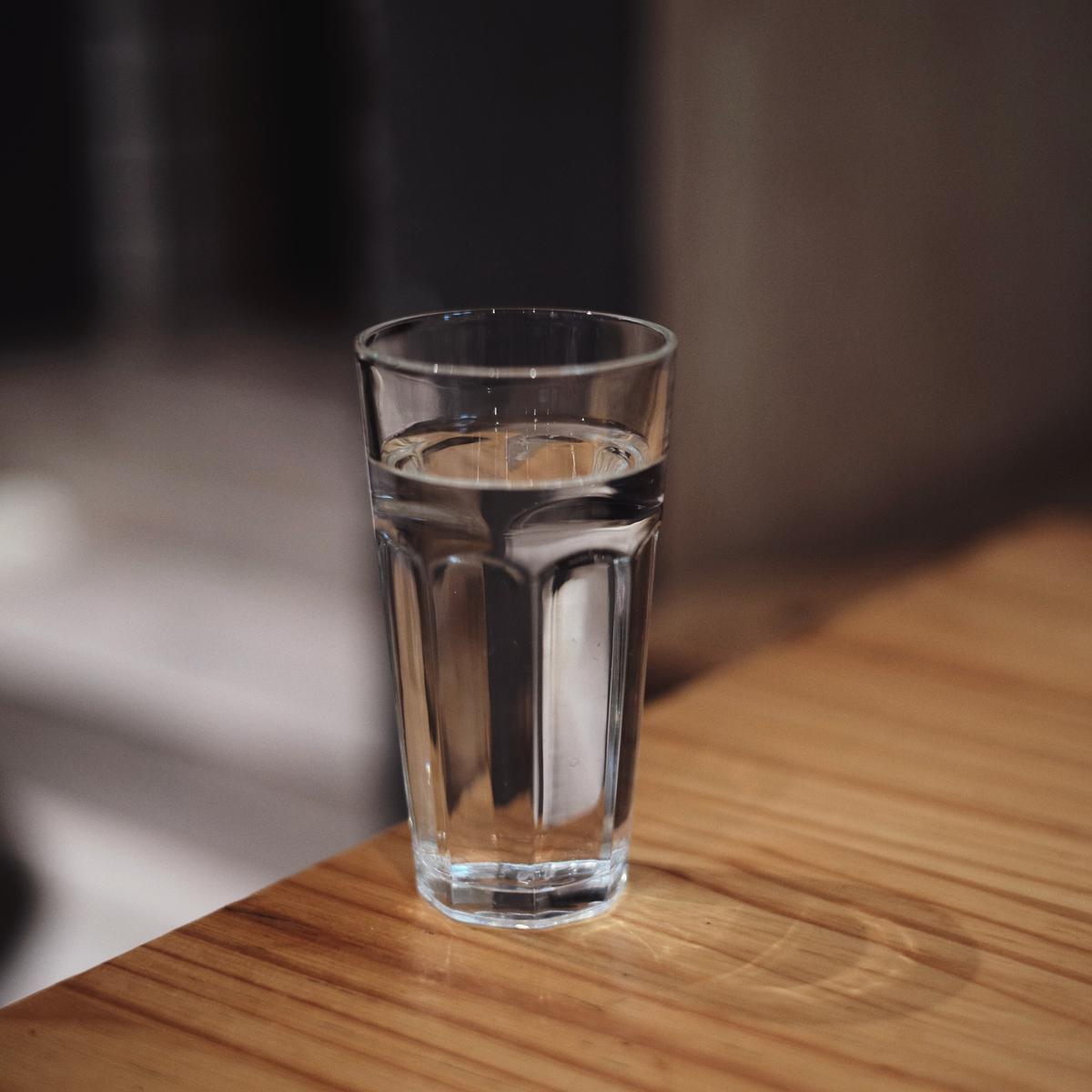 ilustrasi minum air putih di waktu yang tepat/unsplash