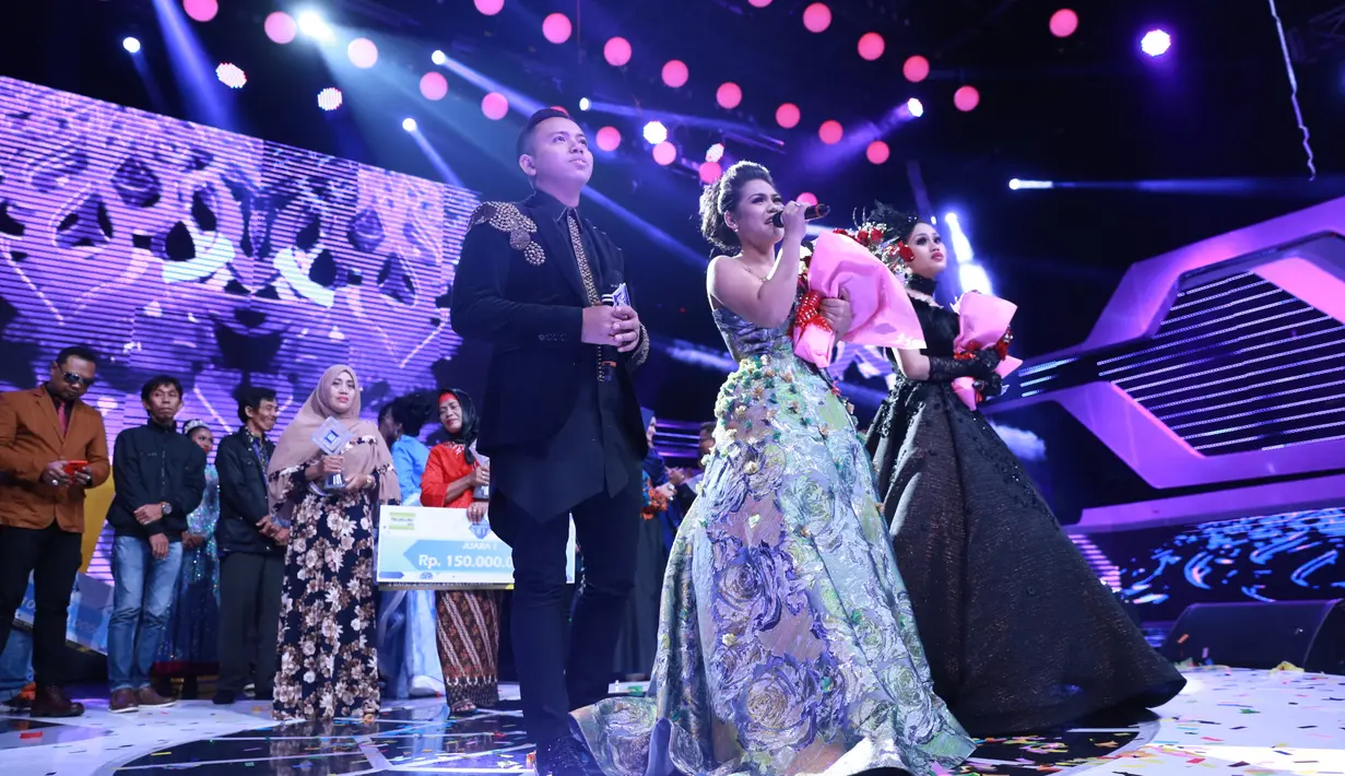 "Weni mengucap terima kasih, rasa syukur pada Allah SWT. sama mama dan papa, terima kasih juga buat semua yang mendukung Weni," ucap Weni di atas panggung dan diiringi tepuk tangan seluruh penonton. (Adrian Putra/Bintang.com)