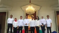 Presiden Jokowi berpose bersama tujuh staf khususnya yang baru. Tujuh staf khusus baru presiden itu didominasi generasi milenial. (Lizsa Egeham/Liputan6.com)