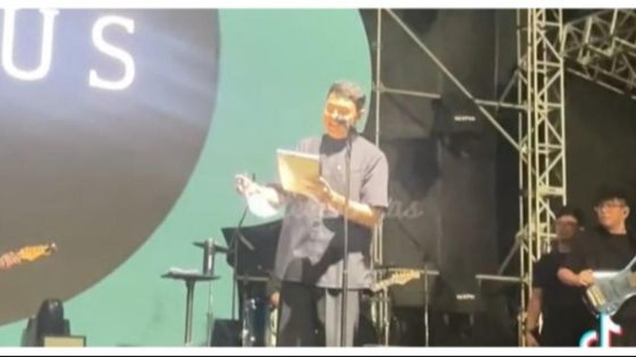 Viral Wanita Bawa Skripsi ke Konser untuk Minta Tanda Tangan dengan Tulus, Ini Judulnya