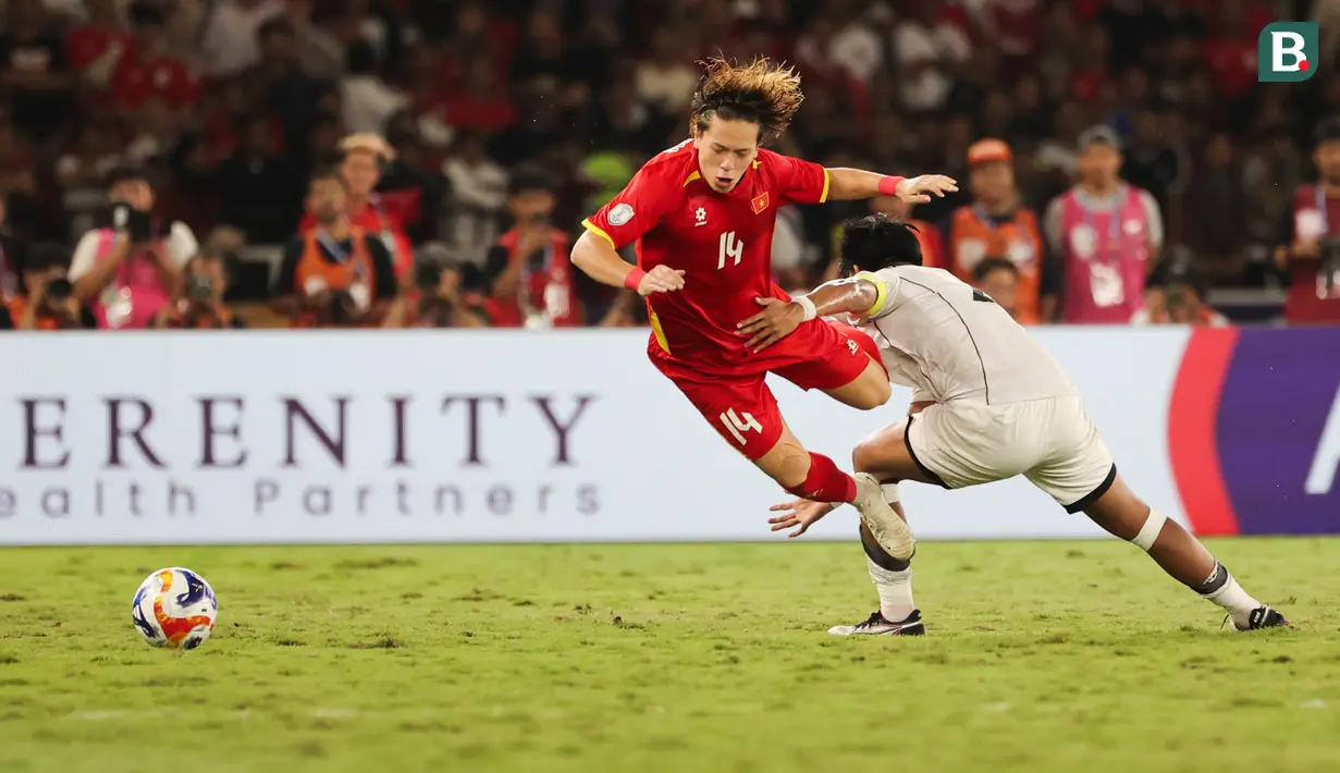 Pemain Timnas Vietnam, Viktor Le (kiri) dilanggar dengan keras oleh Kadek Arel pada final Piala AFF U-23 2025 antara Indonesia U-23 vs Vietnam yang berlansung di Stadion Utama Gelora Bung Karno, Selasa (29/7/2025) malam WIB.