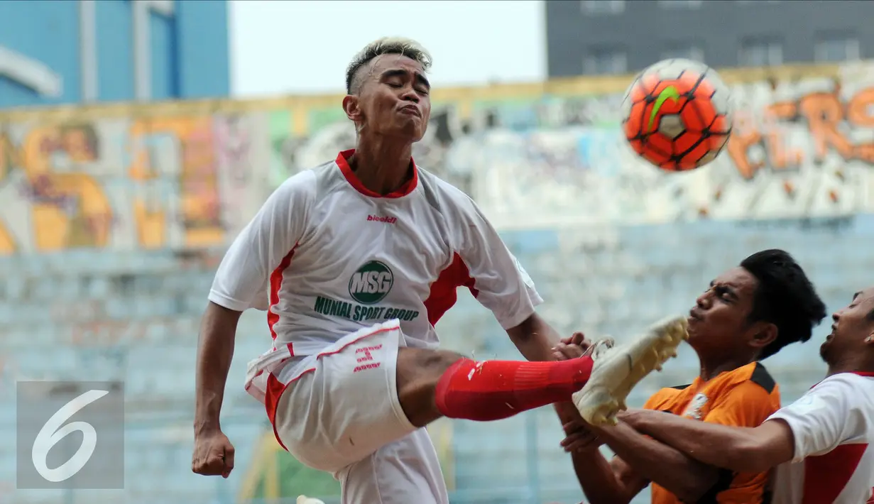 Dua pemain Persipasi Bandung Raya (PBR) menjepit pemain Villa 2000 saat laga uji coba di StadionLebakBulus Jakarta, Sabtu (22/8/2015). Uji tanding ini merupakan persiapan PBR menghadapi turnamen Piala Presiden 2015. (Liputan6.com/Helmi Fithriansyah)