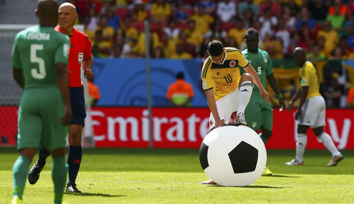 Laga Kolombia kontra Pantai Gading di Stadion National Mane Garrincha, Brasil, (19/6/2014), sempat terhenti ketika sebuah bola besar masuk ke area pertandingan. (REUTERS/Eddie Keogh)