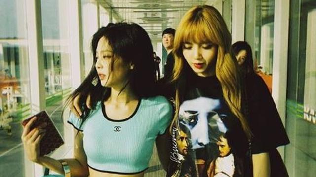 Gaya Airport Fashion Jennie BLACKPINK, Simple dan Modis