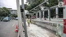 Sejumlah pekerja menyelesaikan pembangunan selter di kawasan Stasiun Palmerah, Jakarta, Selasa (2/2/2021). Penataan ini diharapkan bisa menjadi solusi kemacetan yang kerap terjadi di kawasan tersebut. (Liputan6.com/Faizal Fanani)