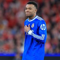 Penyerang Real Madrid asal Prancis, Kylian Mbappe, bereaksi setelah gagal memanfaatkan peluang gol selama pertandingan leg pertama babak play-off babak gugur Liga Champions UEFA antara SL Benfica dan Real Madrid CF di Estadio da Luz di Lisbon pada 17 Februari 2026. Kylian Mbappe, yang menderita cedera lutut kiri sejak Desember 2025, saat ini berada di Paris bersama staf medis Real Madrid untuk "menilai perkembangan" cederanya, tetapi tidak ada "operasi" yang direncanakan "pada tahap ini", AFP mengetahui pada 2 Maret 2026, dari rombongan striker Prancis tersebut.
(PATRICIA DE MELO MOREIRA/AFP)