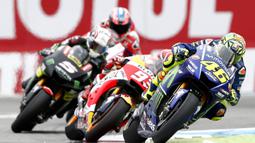 Pebalap Movistar Yamaha, Valentino Rossi, memacu kendaraannya saat MotoGP Belanda di Sirkuit Assen, Assen, Minggu (25/6/2017). Riders asal Italia itu memiliki catatan waktu 41 menit 41,149 detik. (AFP/Vincent Jannink) 