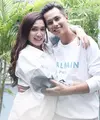 Andhika Pratama mendadak jadi perbincangan lantaran disangkutpautakan dengan Chandrika Chika sebagai sugar daddy. Selepas dari isu tersebut, Adhika selalu tampil mesra bersama sang istri Ussy Sulistiawaty dan dekat dengan anak-anaknya. Berikut potretnya.