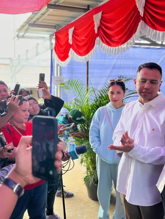 Pasutri sultan ini tampil kompak dalam busana terang meski berbeda look. Nagita Slavina tampil sporty casual dengan setelan hoodie dan sweatpants biru muda. Sedangkan Raffi Ahmad kenakan kemeja putih dan celana cokelat [@raffinagita1717]